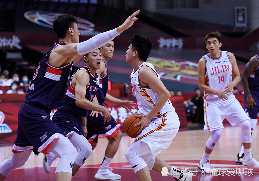 关于今夜广州队调整名单以备欧超杯,防线松动环节打磨,球迷炸锅,赛季目标并未改变的信息 关于今夜广州队调整名单以备欧超杯,防线松动环节打磨,球迷炸锅,赛季目标并未改变的信息